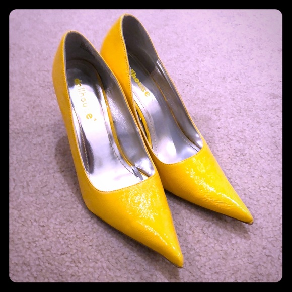 yellow pointed shoes